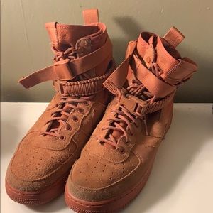 Nike SF Air Force 1 high dusty peach.